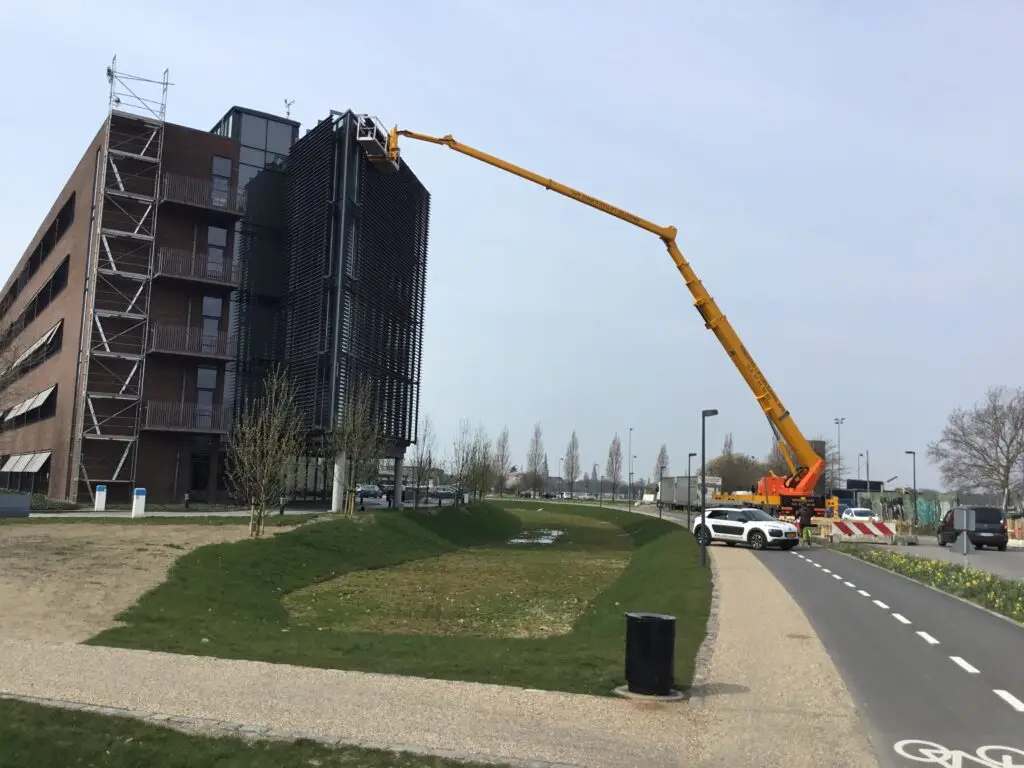 vinduespudsning fra lift