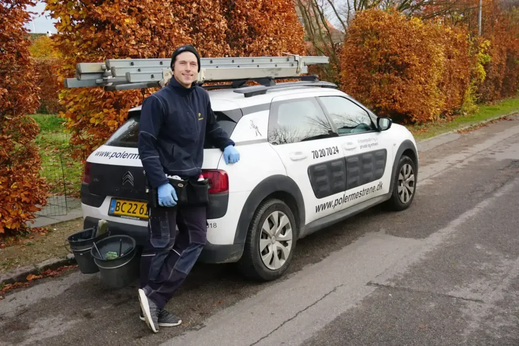 Anders ved vinduespudser bilen i herlev