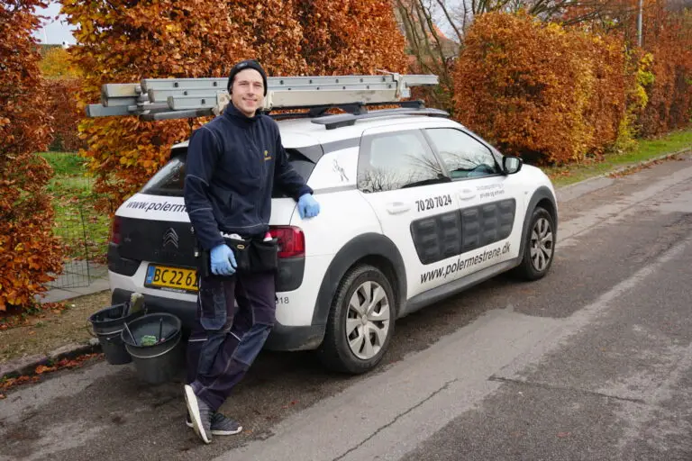 anders står foran vinduespudser bilen i gentofte
